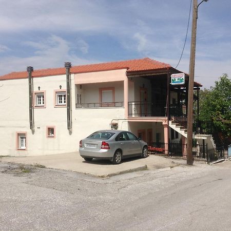 מלון Kastanéa Πανδοχείο Λίμνης Πλαστήρα מראה חיצוני תמונה